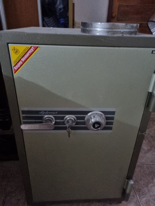Сейф б/у в хорошем состоянии