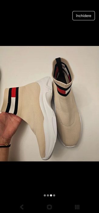 Tommy Hilfiger, purtați de 2 ori