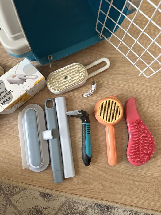 Переноска, расчески и щетки от шерсти.