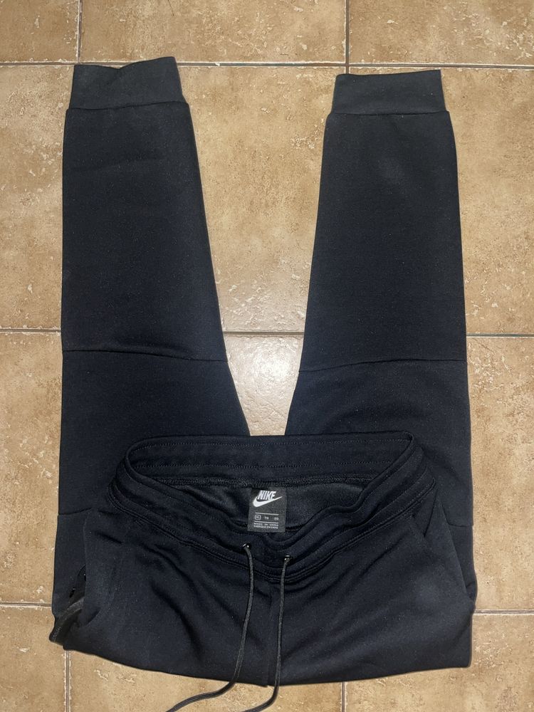 Pantaloni Nike Tech negrii