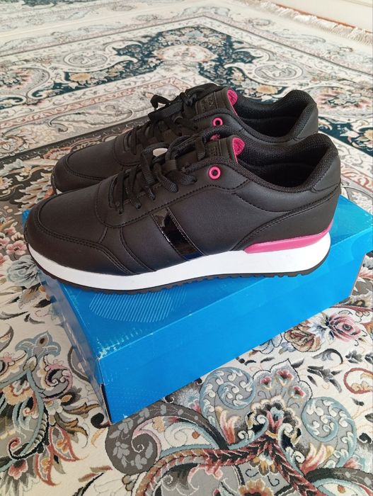 Кроссовки для девочек и женщин