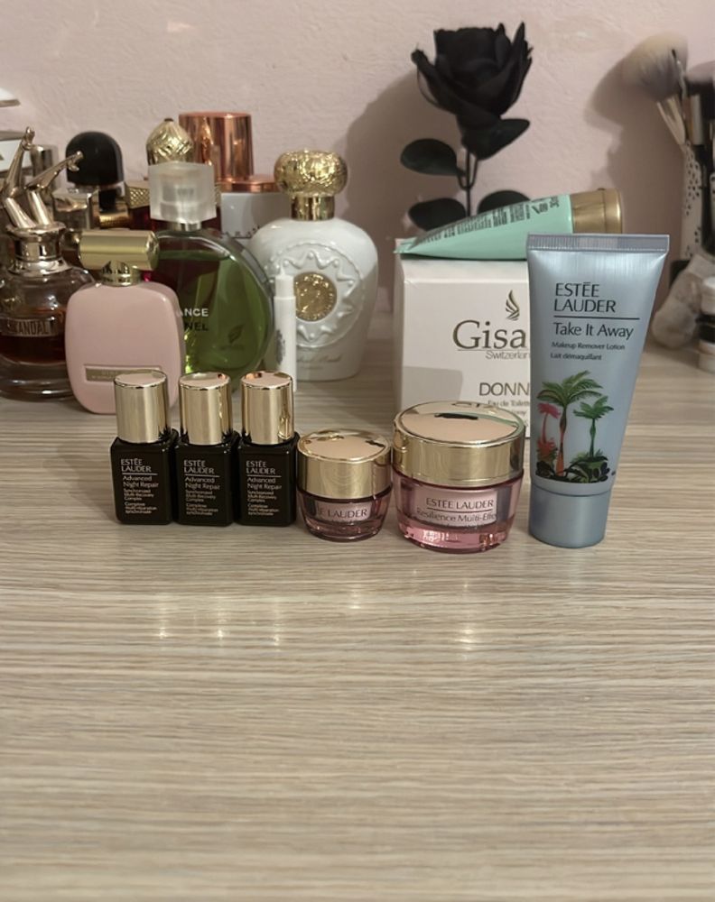 Produse mini skincare si creion de buze Estee Lauder