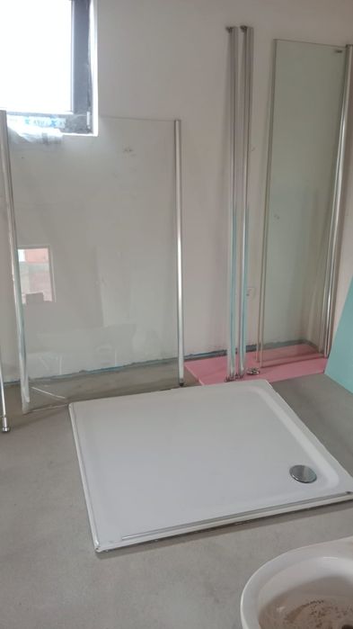 Cabina de dus cu cadita