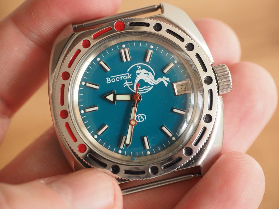 Ceas mecanic sovietic Vostok, automat, rez. la apă, funcțional, URSS