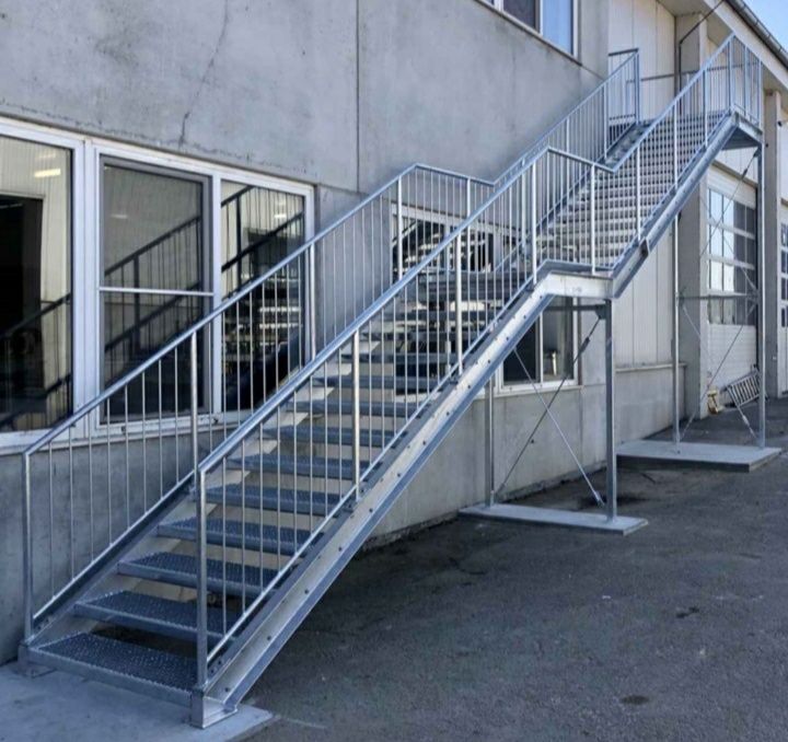 Scară metalică zincata cu balustrada 4mm grosime