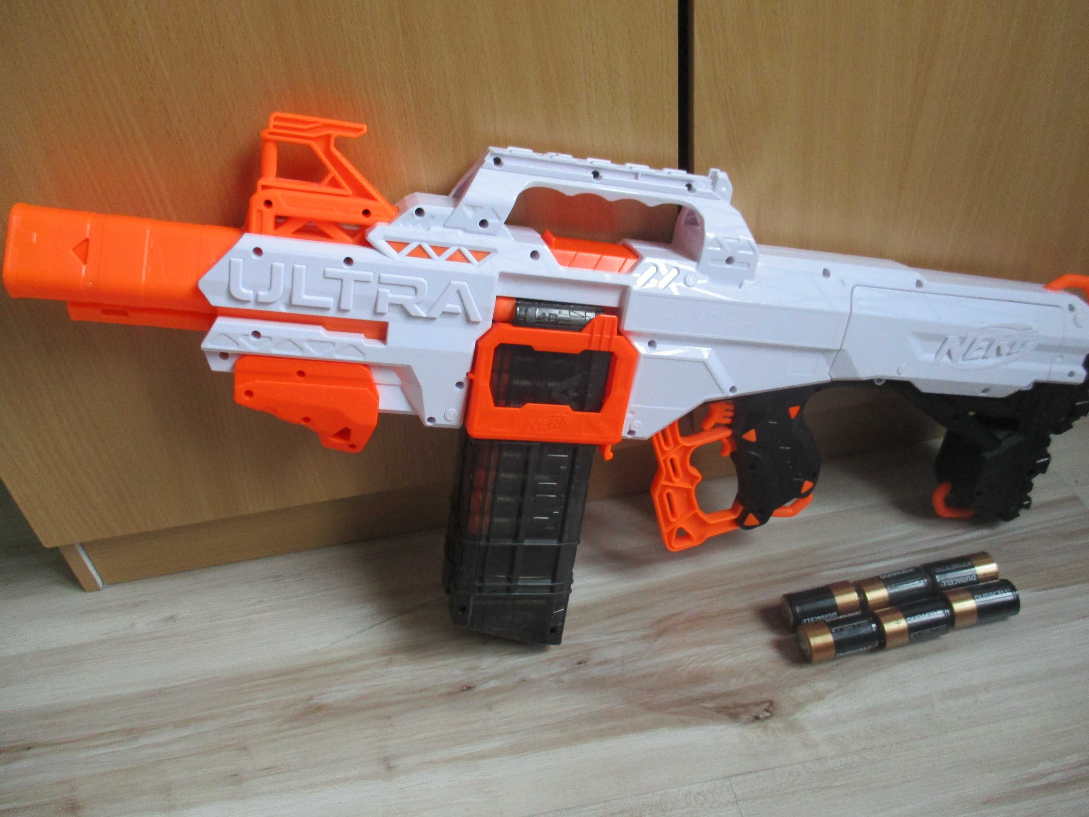 Оригинален Nerf бластер с комплект батерии и кутия