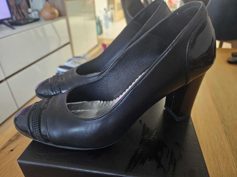 елегантни черни обувки от естествена кожа