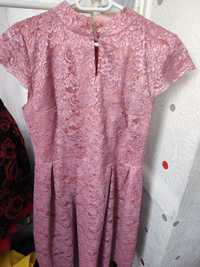 Vând rochie roz din dantelă, măsura 44