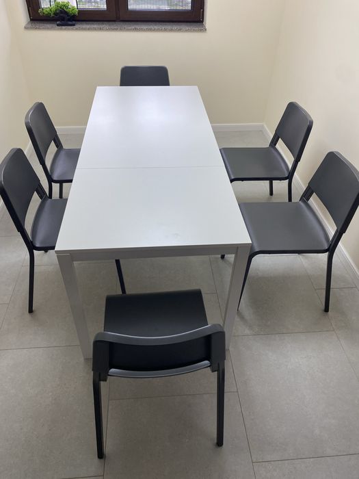 Masă și scaune folosite