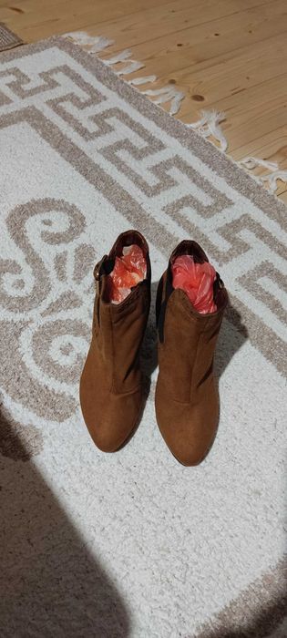 Стилни нови дамски боти на ток H&M