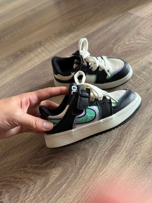 Продам крассовки детские для девочек