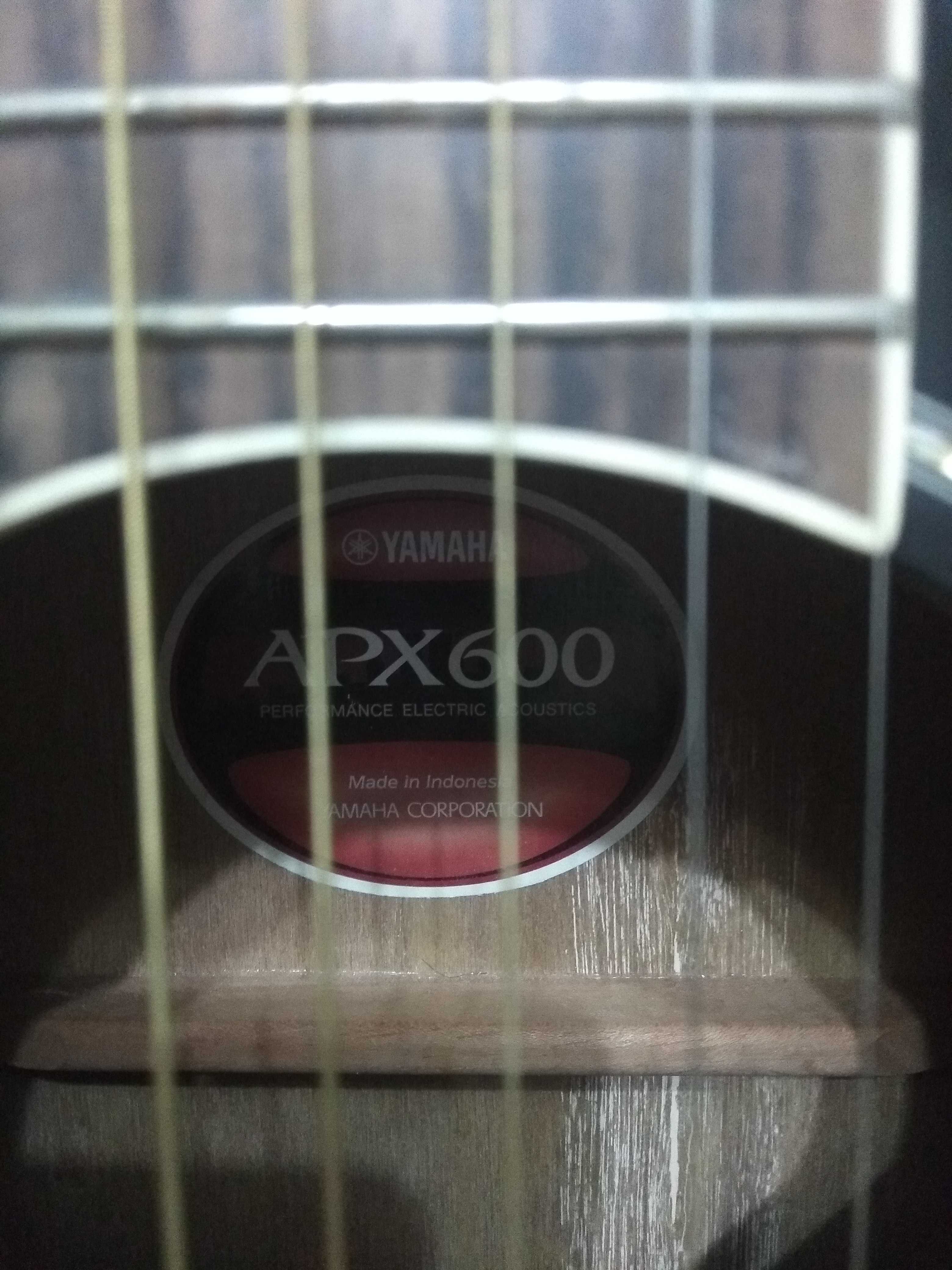Электроакустическая гитара Yamaha APX600
