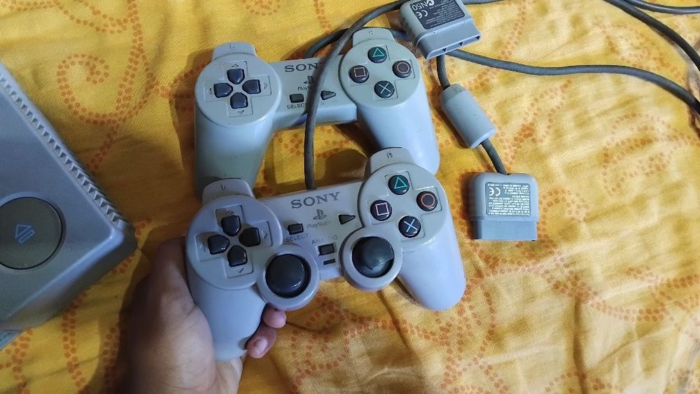 Продавам PlayStation 1 в много добро състояние използван е 2-3 тъпи