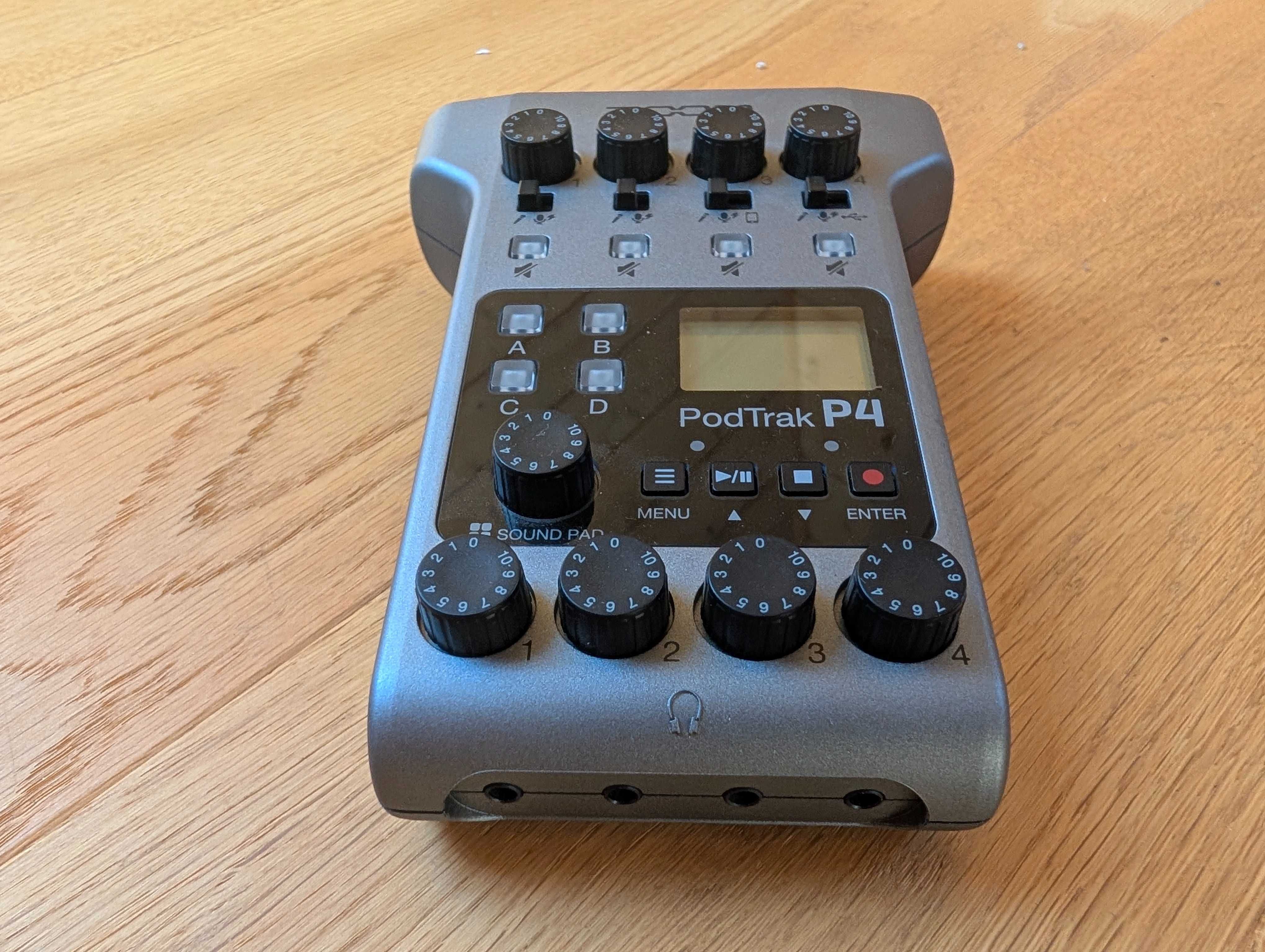 Звукозаписно студио за подкасти. Zoom PodTrak P4 + 3x Rode PodMic