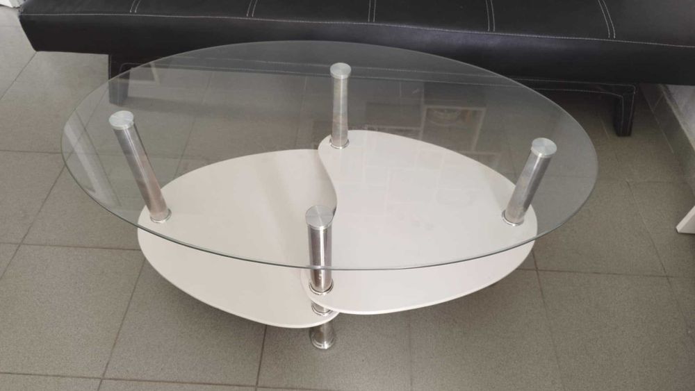 Овална масичка със стъклен плот