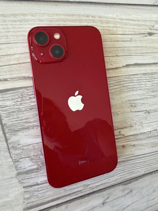 iPhone 13 червен телефон