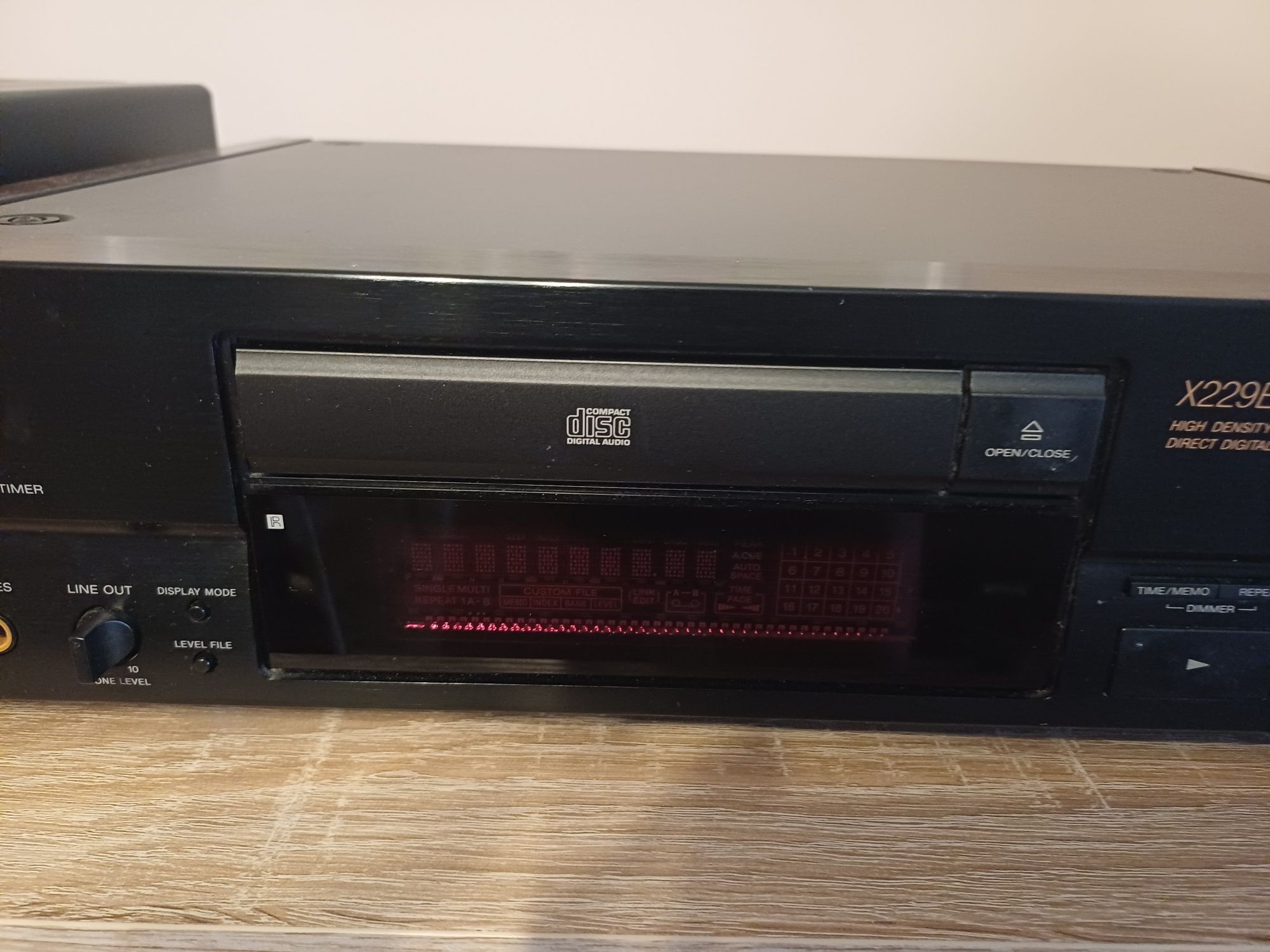 Продавам рядък cd плеър  SONY X229ES
Отлична работа,няма нужда от пред