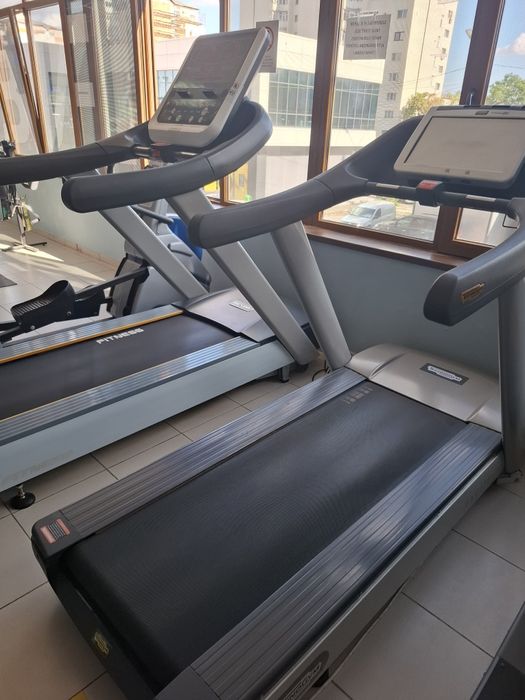 Bandă de alergat  Technogym și Live Fitness
