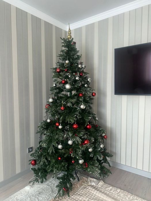 Ёлка в наличии высота 2,5. Игрушки в подарок