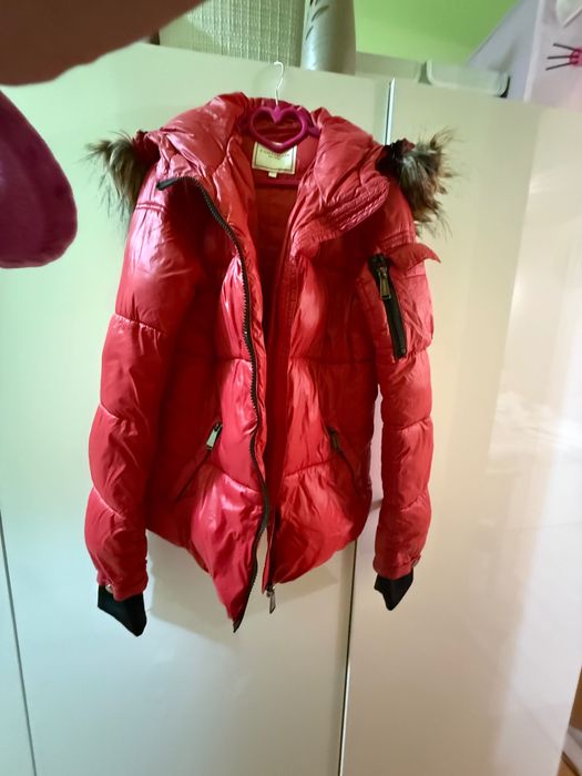 Vând geaca roșie fontana