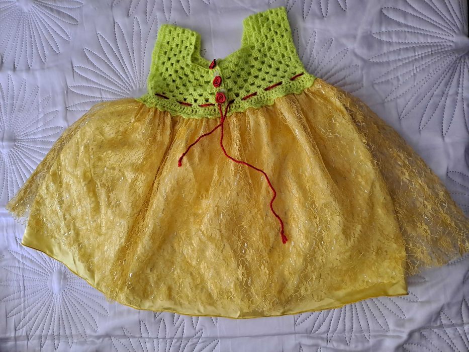 Rochie fetita galbena cu trandafiri rosii