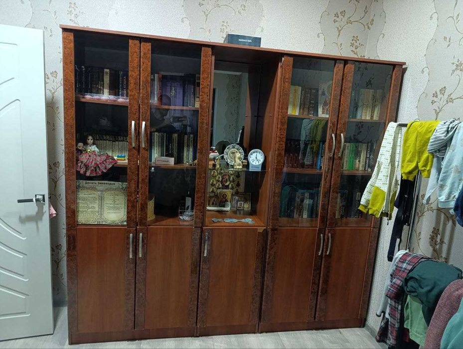 Продам стенку и стол срочно