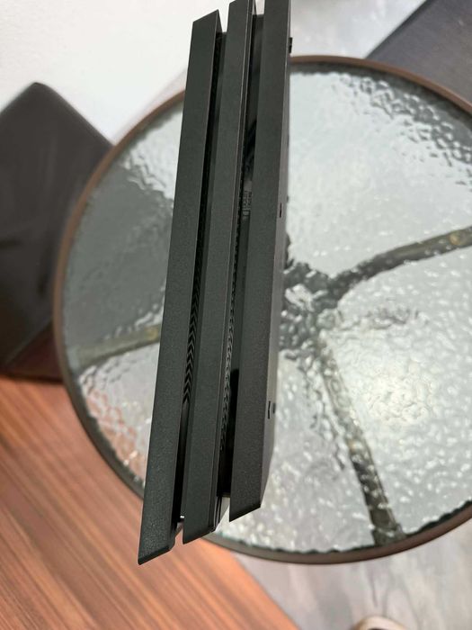 PS4 PRO 1TB чисто нов