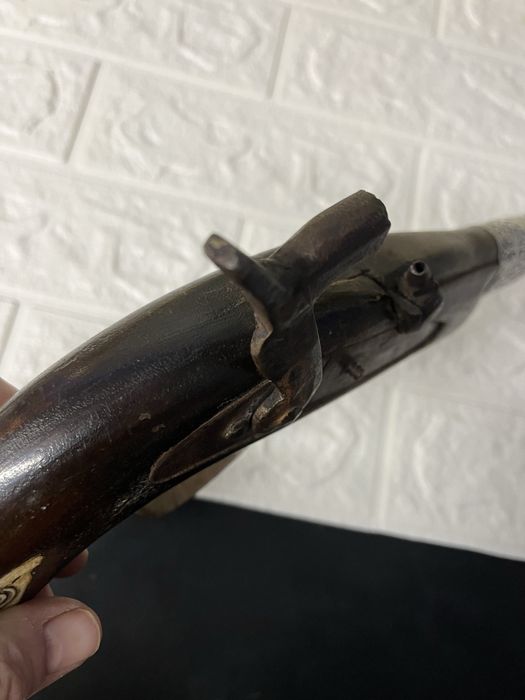 Стар пистолет с вградени орнаменти