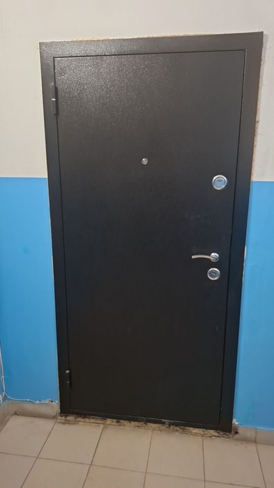 Продам входную железную дверь
