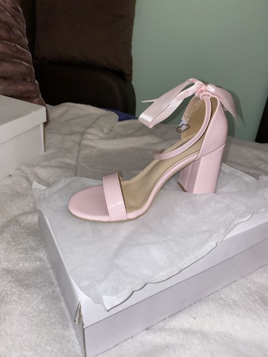 Sandale elegante cu panglica si varf rotund