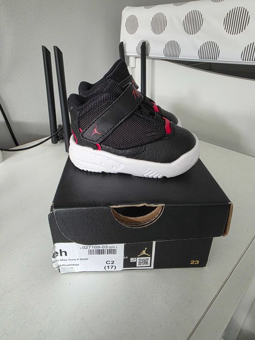 Бебешки обувки jordan max aura 4