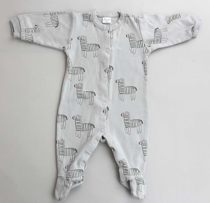 Лот от красиви бебешки дрешки от органичен памук на различни брандове.