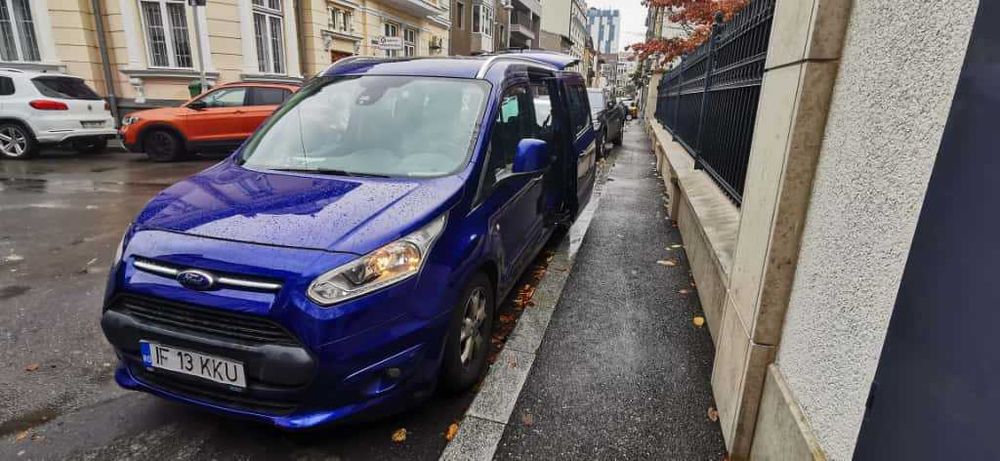 Ford TourneoConnect–7 locuri,automată,plafon panoramic,istoric service