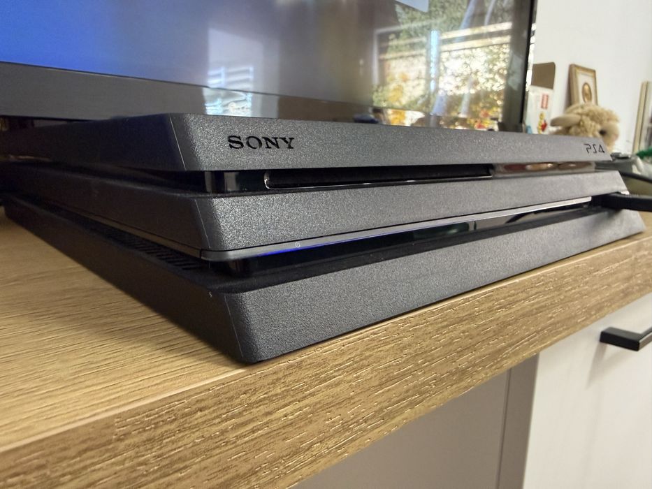 Vand PS4 PRO cu SSD