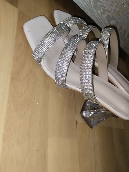 Yozgi chiroyli poshnali oyoq kiyim