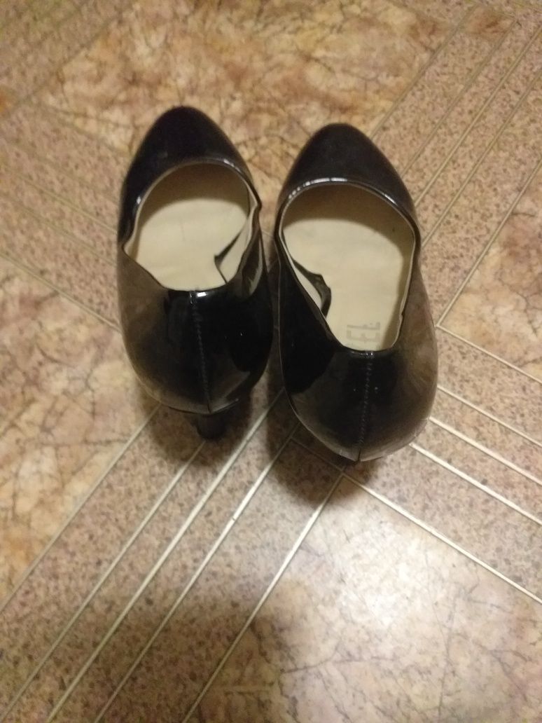 Дамски лачени обувки