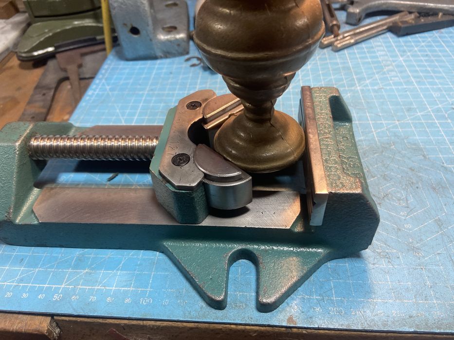 Menghina de precizie autocentrata pentru forme neregulate, circulare