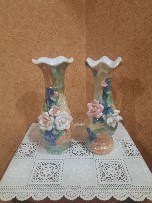 Китайские, винтажные парные вазы, глазуированный фарфор, лепнина розам