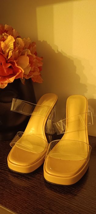Sandale cu toc transparent