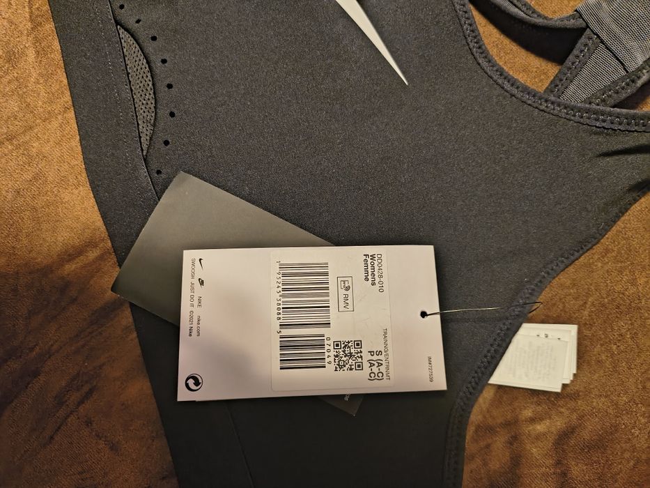 Ново дамско спортно бюстие Nike, размер S
