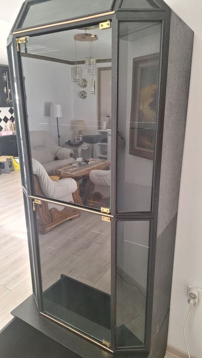 Холова витрина с долен голям шкаф