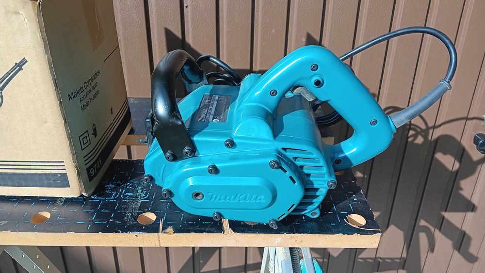 MAKITA 9741 Masina de slefuit cu perie 860W, 100x120mm NOU!