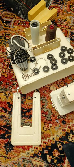 Mașină de cusut Nicoleta Cugir - coase, brodează și surfilează