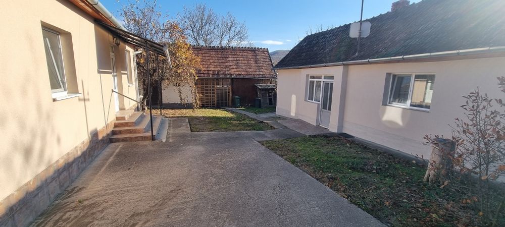 Inchiriez casa la tara