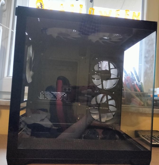 Vând carcasa PC Pro Gaming Ambra