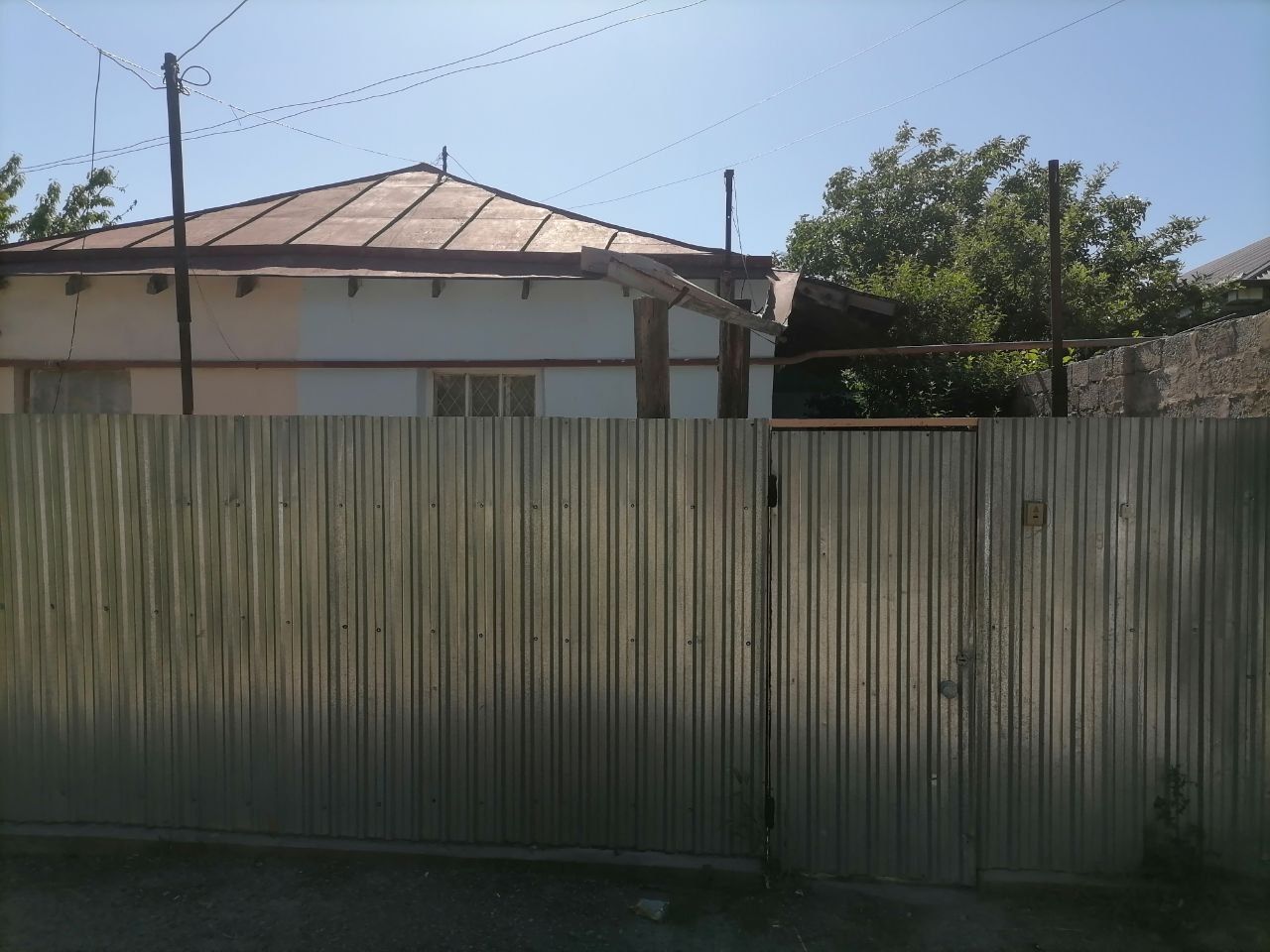 Продаётся свой дом, в районе танковога училища,,город Чирчик. 
Год пос