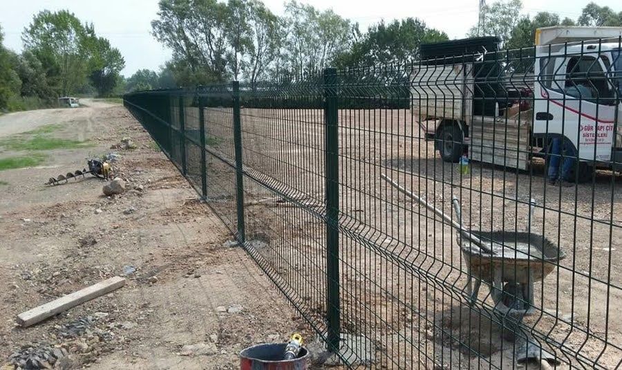 Mester la garduri si porti plasa bordurata tabla cutata