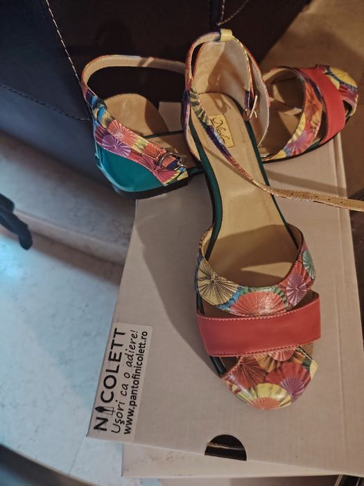 Vând balerini piele