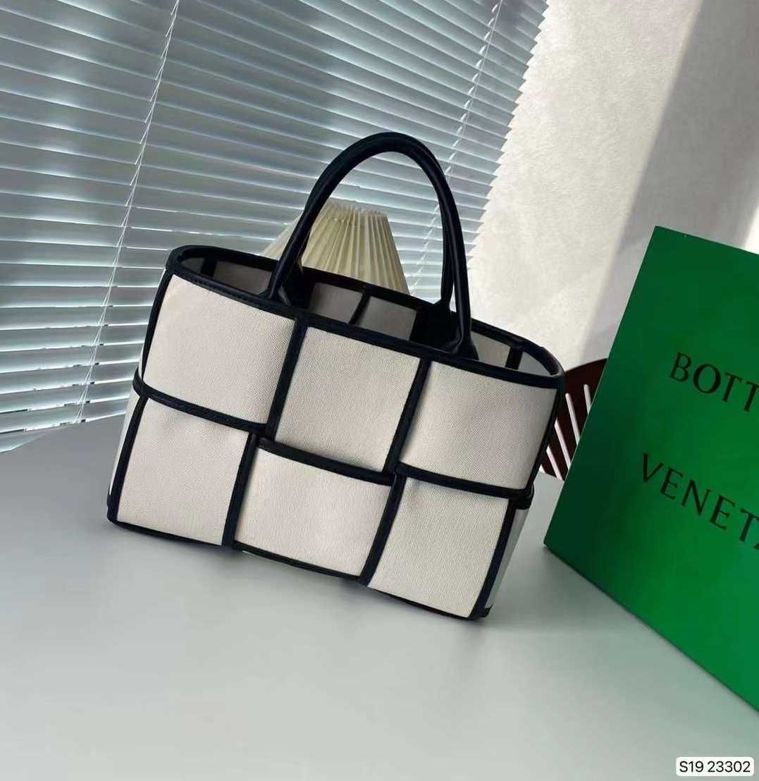 Geantă elegantă pentru femei  Bottega Veneta 0510