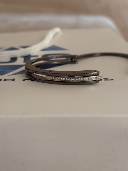 Диамантена гривна